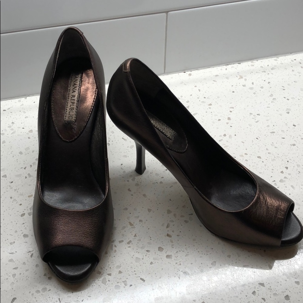Banana Republic heels bronze size 8.5